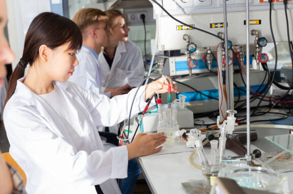 Stages de seconde : un accompagnement de la branche pour faire découvrir la chimie autrement